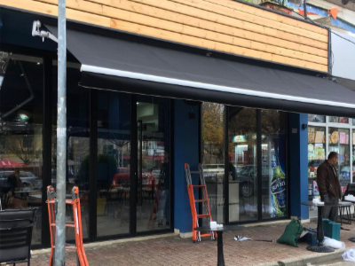 Tende me material pvc kunder shiut ne fasade biznesi Tende me material pvc kunder shiut ne fasade biznesi